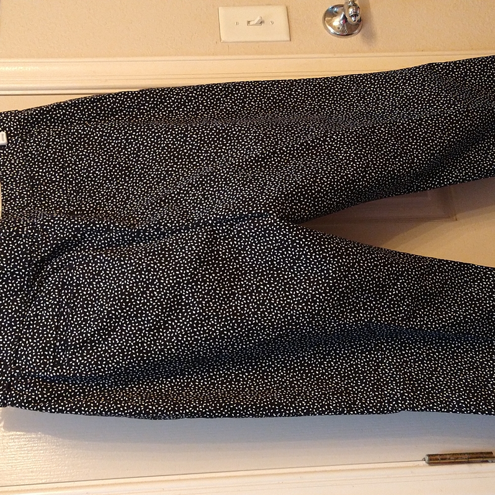 Croft & Barrow- Women's Capri Pants- Classic Fit-Black & White Stretch Size 12 - Picture 4 of 7